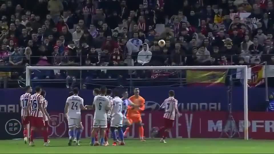 浙江男篮以55-54战胜深圳男篮，约翰逊和兰道夫贡献关键得分，浙江内线优势明显，深圳末节发力缩小分差，但最终惜败。