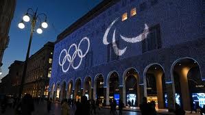 2025 年 12 月 27 日：纽约洋基球场举办“Bad Boy Mowers”碗赛，兰迪·莱文出席发布会